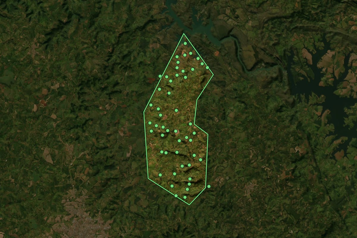 Imagem de satélite de Claraval (MG), com o contorno do município e a posição dos imóveis desta página.