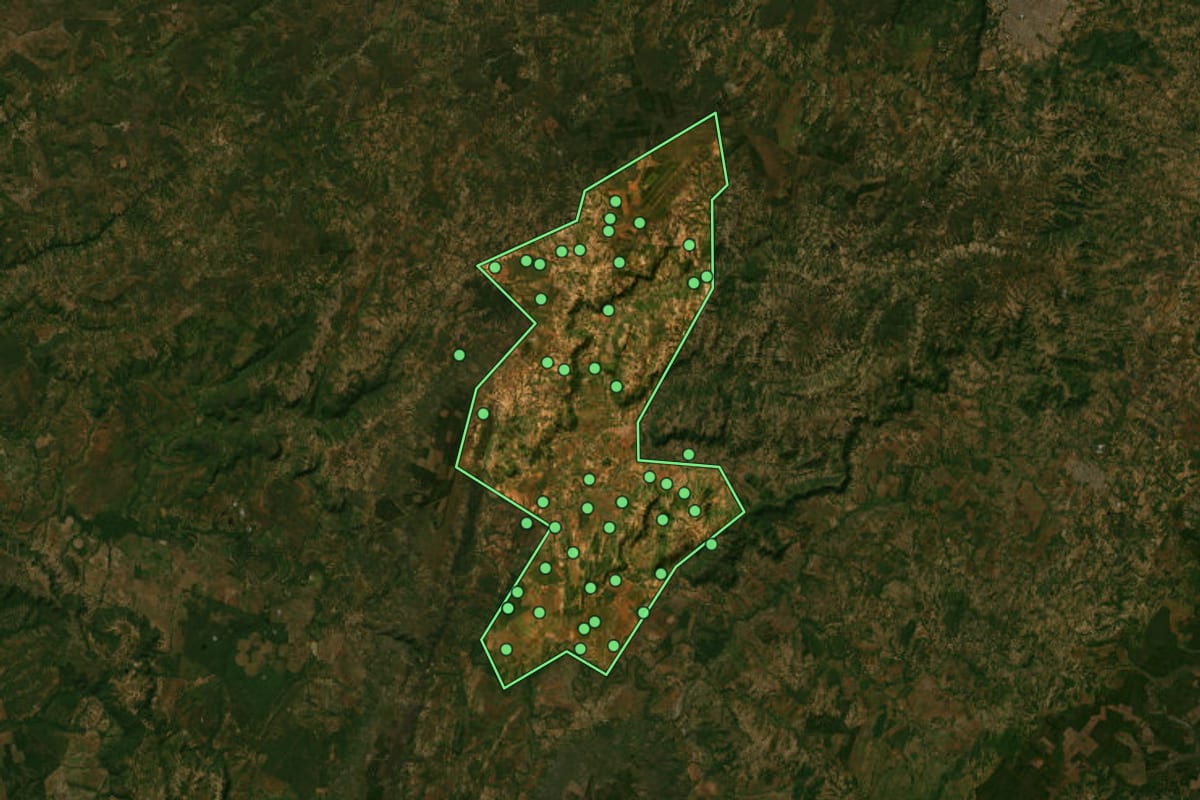 Imagem de satélite de Claro dos Poções (MG), com o contorno do município e a posição dos imóveis desta página.