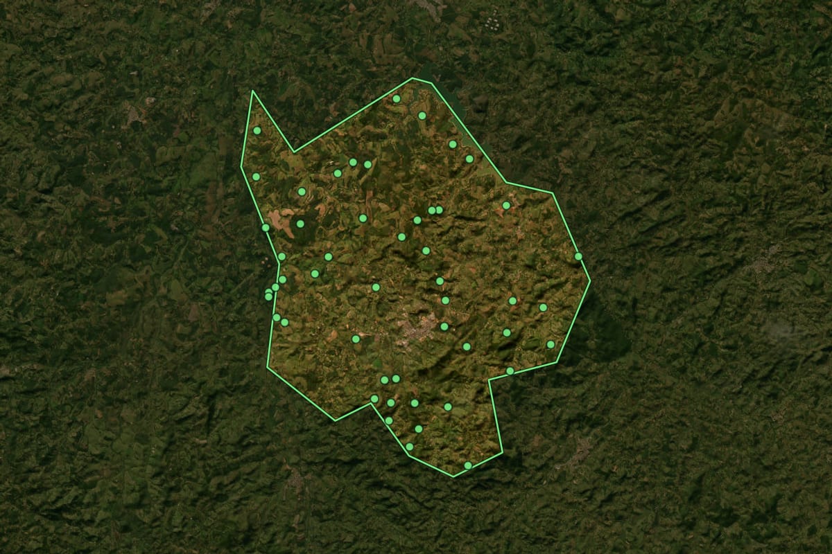 Imagem de satélite de Cláudio (MG), com o contorno do município e a posição dos imóveis desta página.