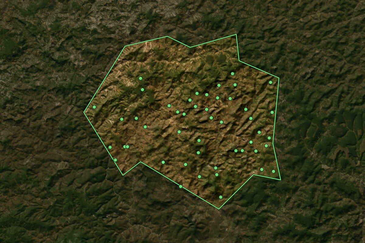 Imagem de satélite de Comercinho (MG), com o contorno do município e a posição dos imóveis desta página.
