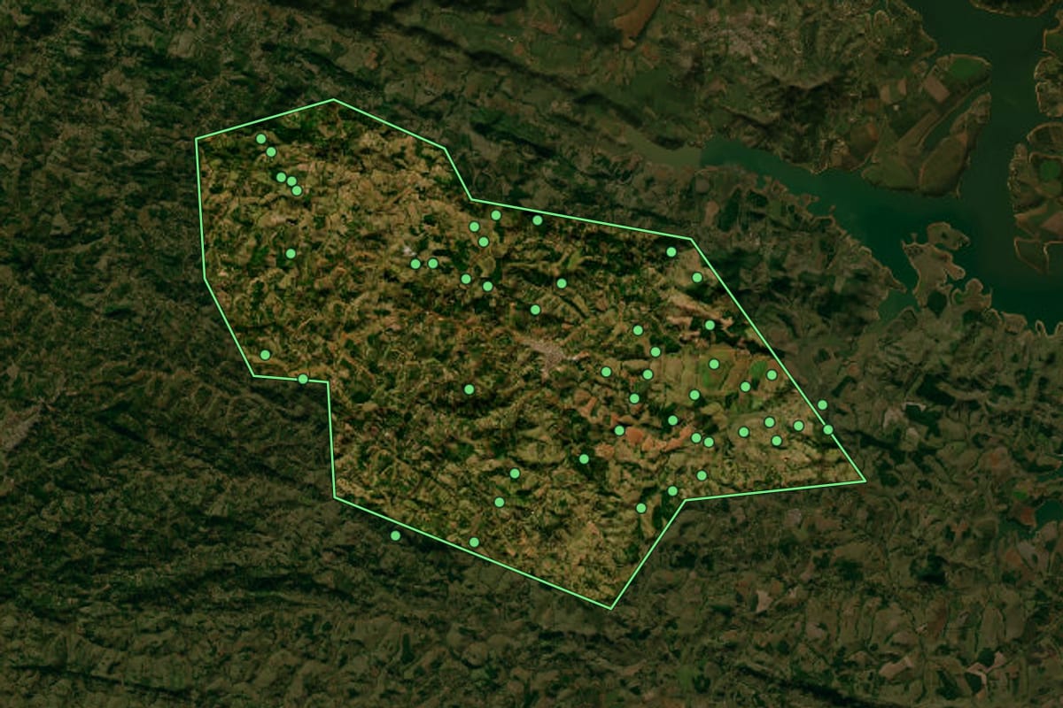 Imagem de satélite de Conceição da Aparecida (MG), com o contorno do município e a posição dos imóveis desta página.
