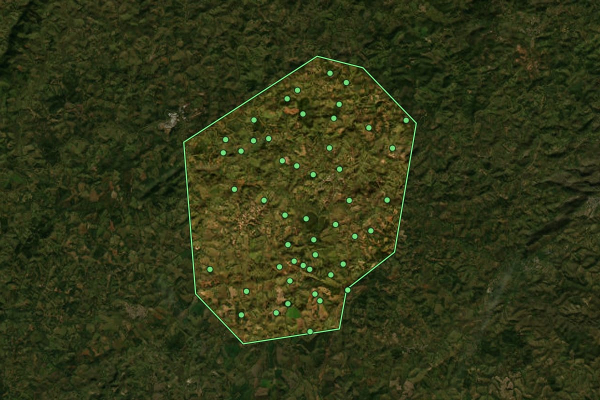 Imagem de satélite de Conceição da Barra de Minas (MG), com o contorno do município e a posição dos imóveis desta página.