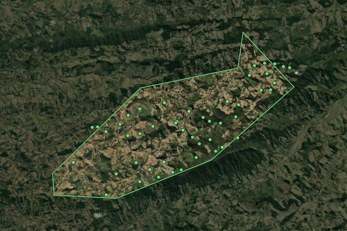 Imagem de satélite de Conceição das Pedras (MG), com o contorno do município e a posição dos imóveis desta página.