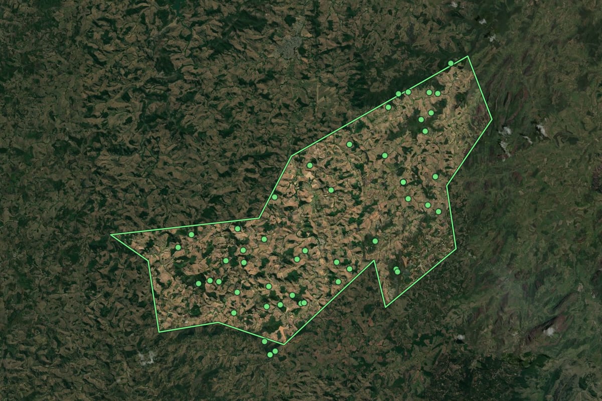 Imagem de satélite de Conceição de Ipanema (MG), com o contorno do município e a posição dos imóveis desta página.