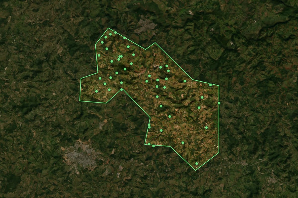 Imagem de satélite de Conceição do Pará (MG), com o contorno do município e a posição dos imóveis desta página.