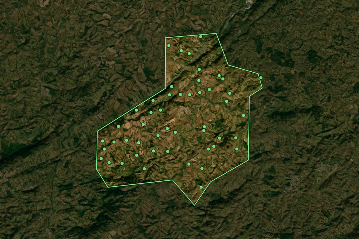 Imagem de satélite de Conceição do Rio Verde (MG), com o contorno do município e a posição dos imóveis desta página.