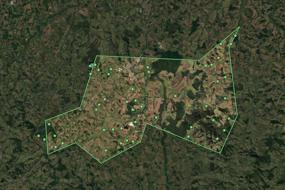 Imagem de satélite de Conceição dos Ouros (MG), com o contorno do município e a posição dos imóveis desta página.