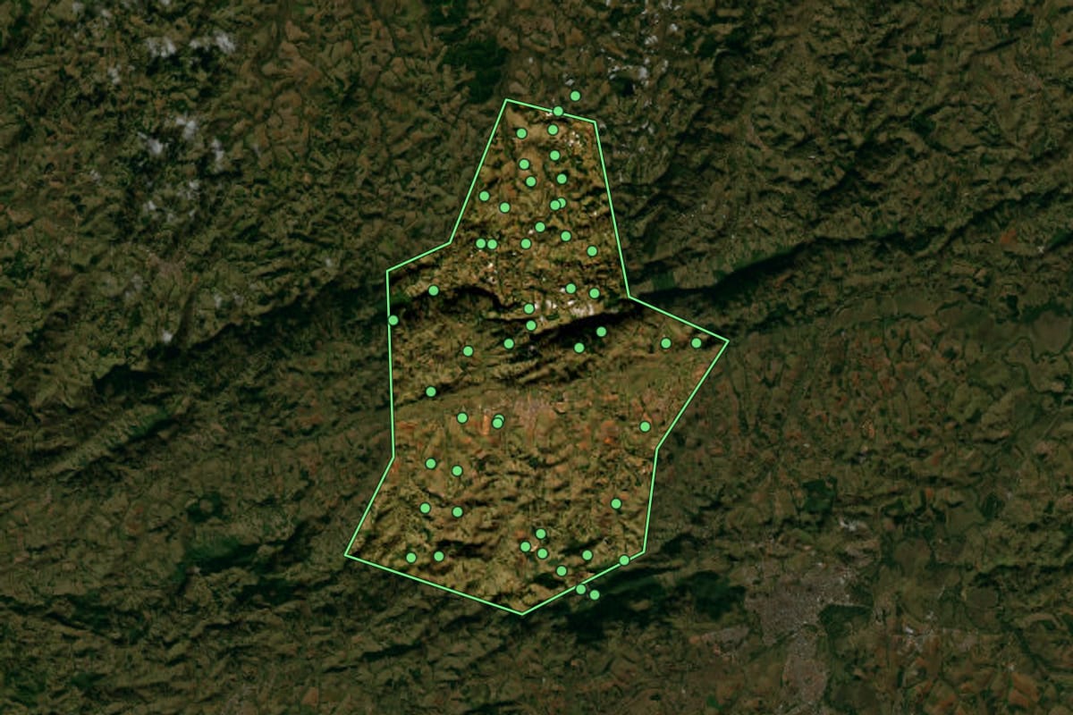 Imagem de satélite de Congonhal (MG), com o contorno do município e a posição dos imóveis desta página.