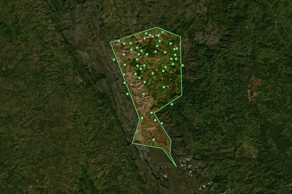 Imagem de satélite de Congonhas do Norte (MG), com o contorno do município e a posição dos imóveis desta página.