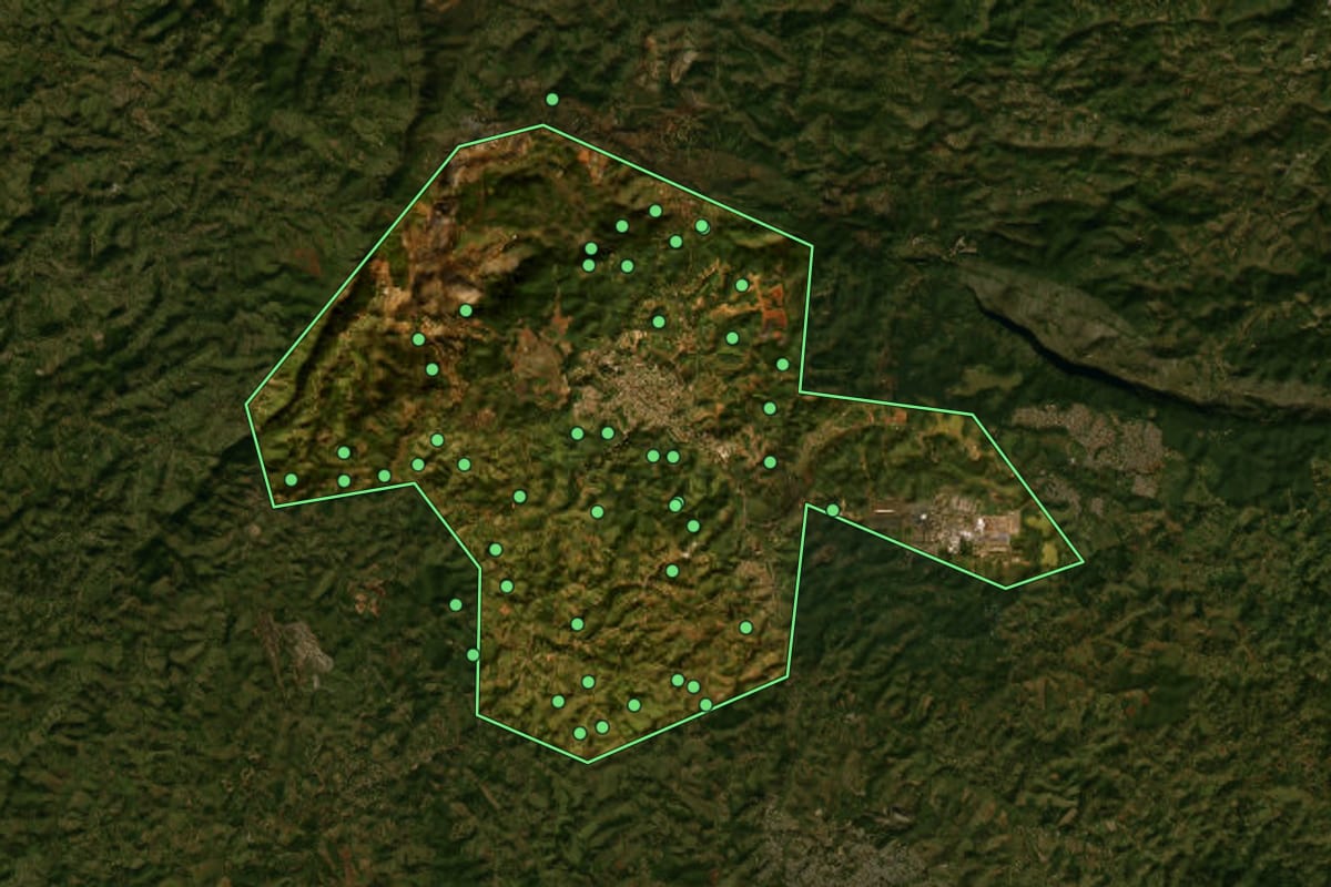 Imagem de satélite de Congonhas (MG), com o contorno do município e a posição dos imóveis desta página.
