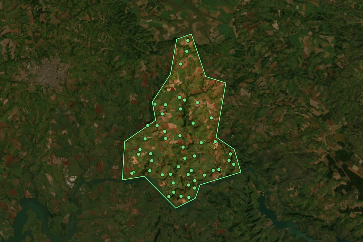 Imagem de satélite de Conquista (MG), com o contorno do município e a posição dos imóveis desta página.