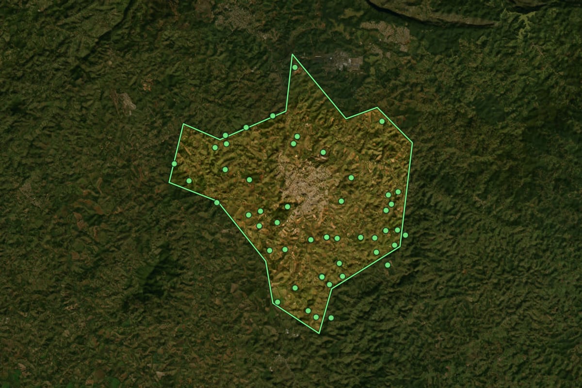 Imagem de satélite de Conselheiro Lafaiete (MG), com o contorno do município e a posição dos imóveis desta página.