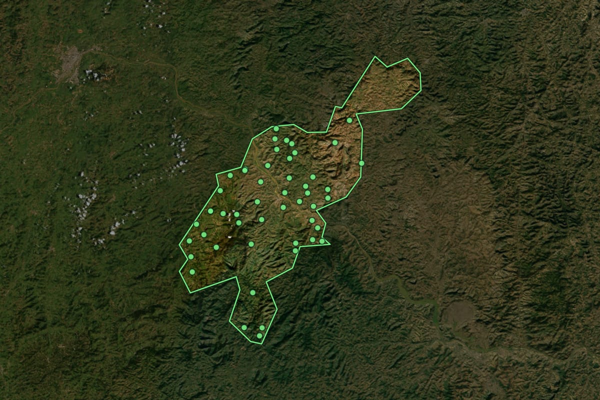 Imagem de satélite de Conselheiro Pena (MG), com o contorno do município e a posição dos imóveis desta página.