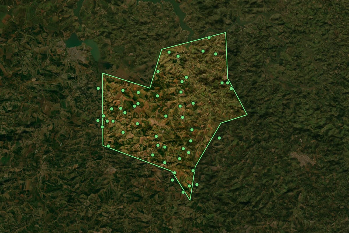 Imagem de satélite de Coqueiral (MG), com o contorno do município e a posição dos imóveis desta página.