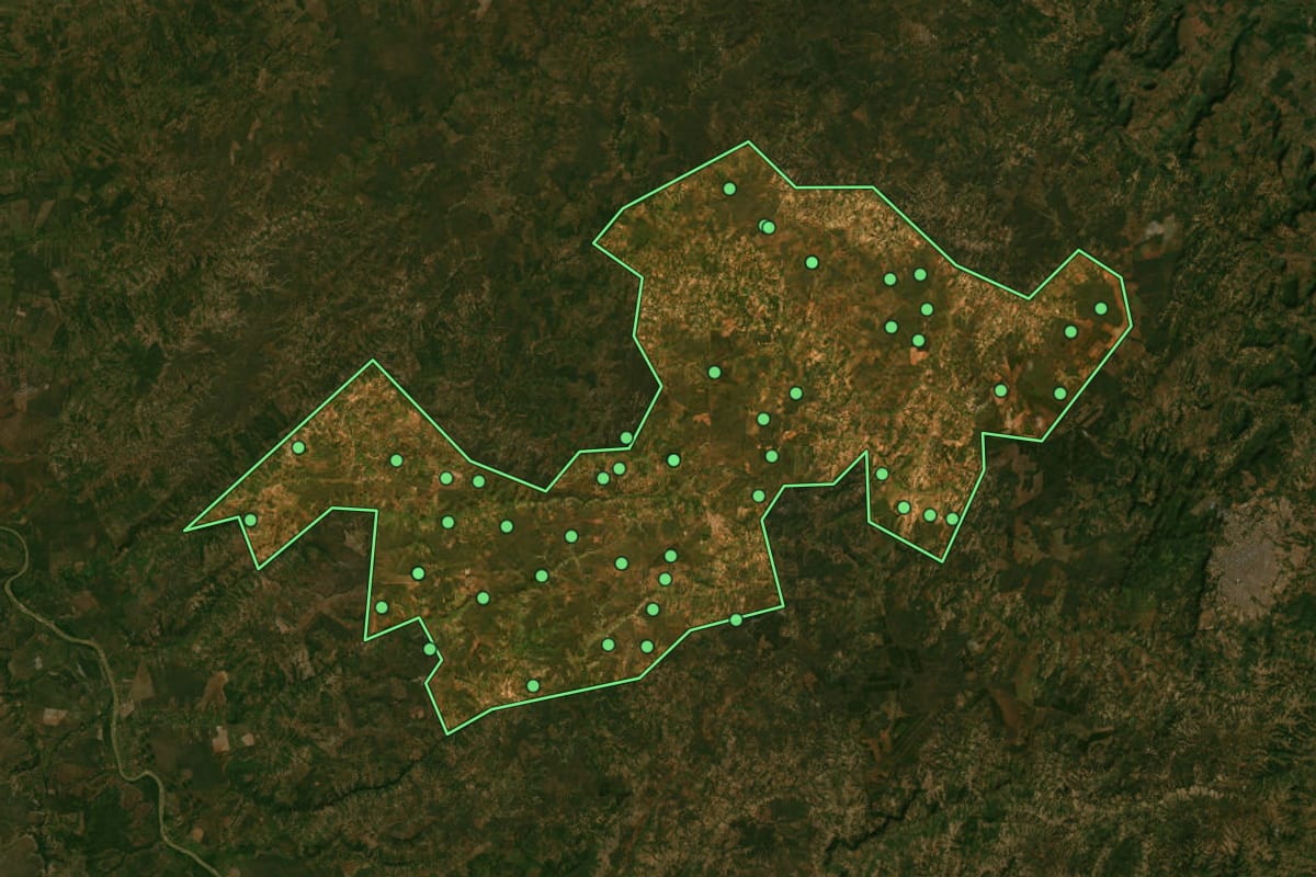 Imagem de satélite de Coração de Jesus (MG), com o contorno do município e a posição dos imóveis desta página.