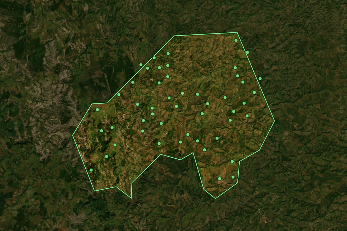 Imagem de satélite de Cordisburgo (MG), com o contorno do município e a posição dos imóveis desta página.