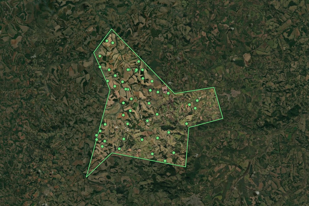 Imagem de satélite de Cordislândia (MG), com o contorno do município e a posição dos imóveis desta página.