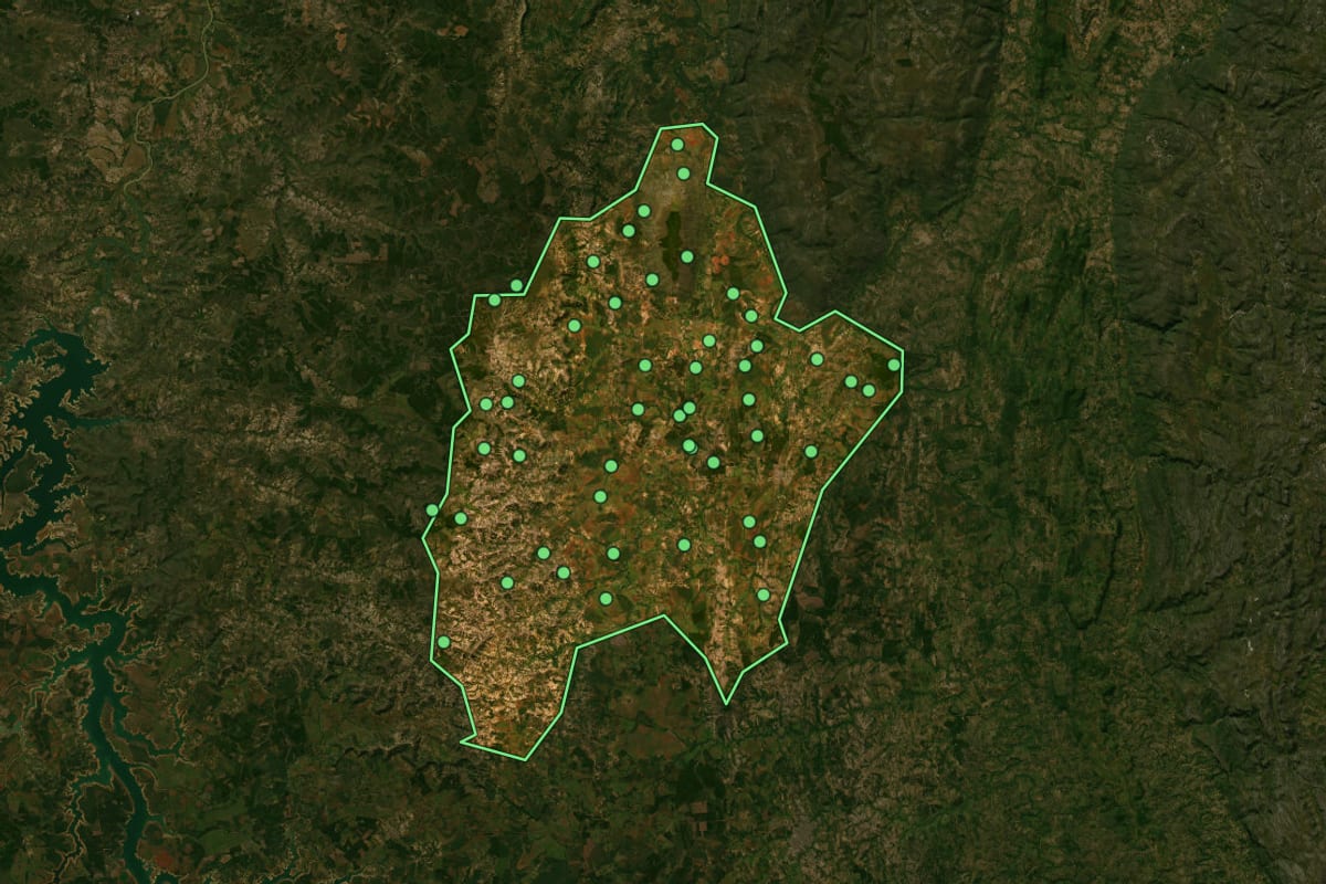 Imagem de satélite de Corinto (MG), com o contorno do município e a posição dos imóveis desta página.