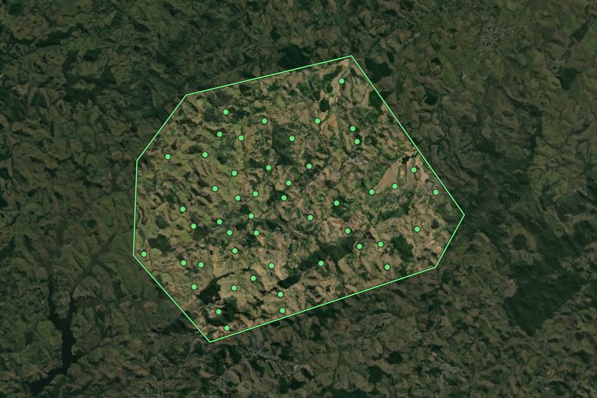 Imagem de satélite de Coronel Pacheco (MG), com o contorno do município e a posição dos imóveis desta página.