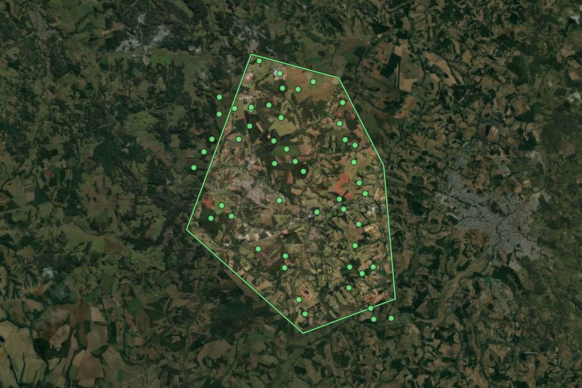 Imagem de satélite de Córrego Fundo (MG), com o contorno do município e a posição dos imóveis desta página.
