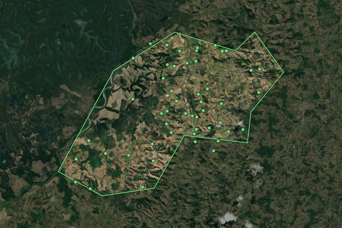 Imagem de satélite de Córrego Novo (MG), com o contorno do município e a posição dos imóveis desta página.