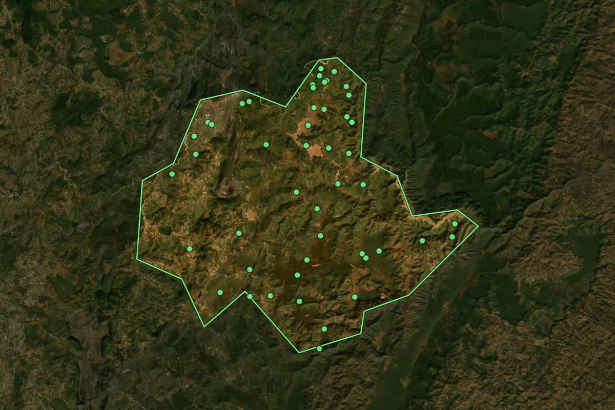 Imagem de satélite de Cristália (MG), com o contorno do município e a posição dos imóveis desta página.