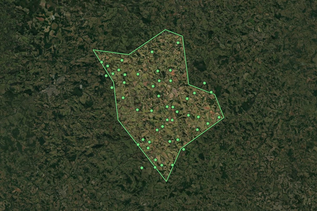 Imagem de satélite de Crucilândia (MG), com o contorno do município e a posição dos imóveis desta página.
