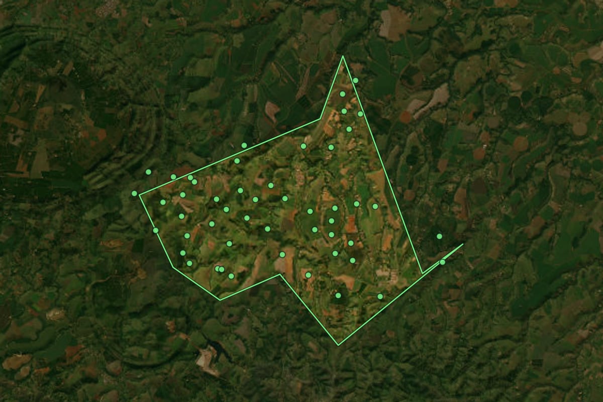 Imagem de satélite de Cruzeiro da Fortaleza (MG), com o contorno do município e a posição dos imóveis desta página.