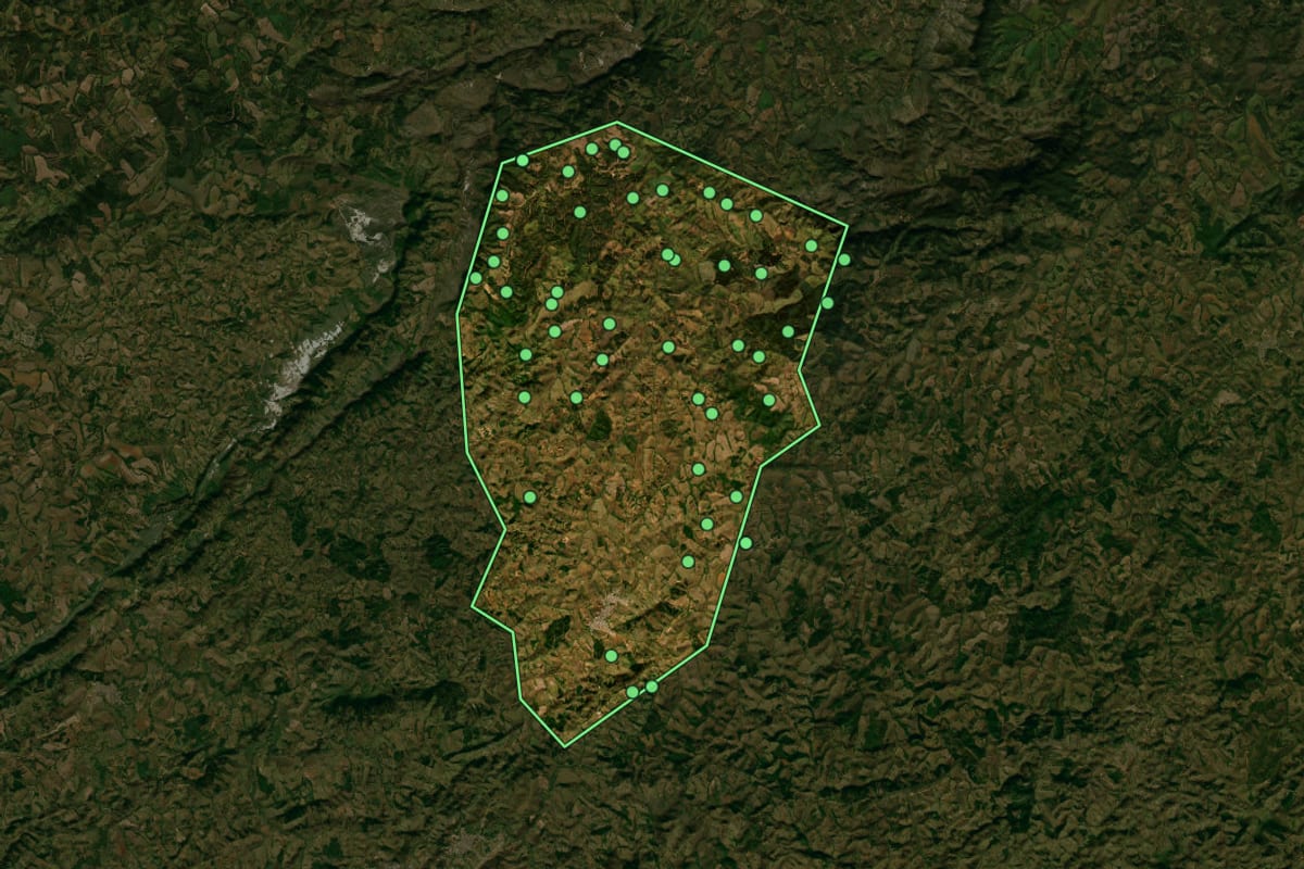 Imagem de satélite de Cruzília (MG), com o contorno do município e a posição dos imóveis desta página.