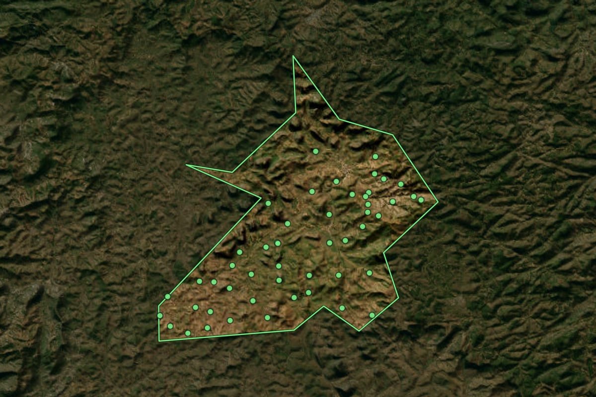 Imagem de satélite de Cuparaque (MG), com o contorno do município e a posição dos imóveis desta página.