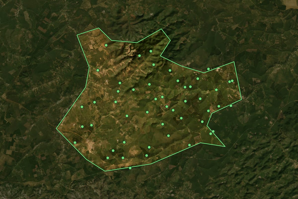 Imagem de satélite de Curral de Dentro (MG), com o contorno do município e a posição dos imóveis desta página.
