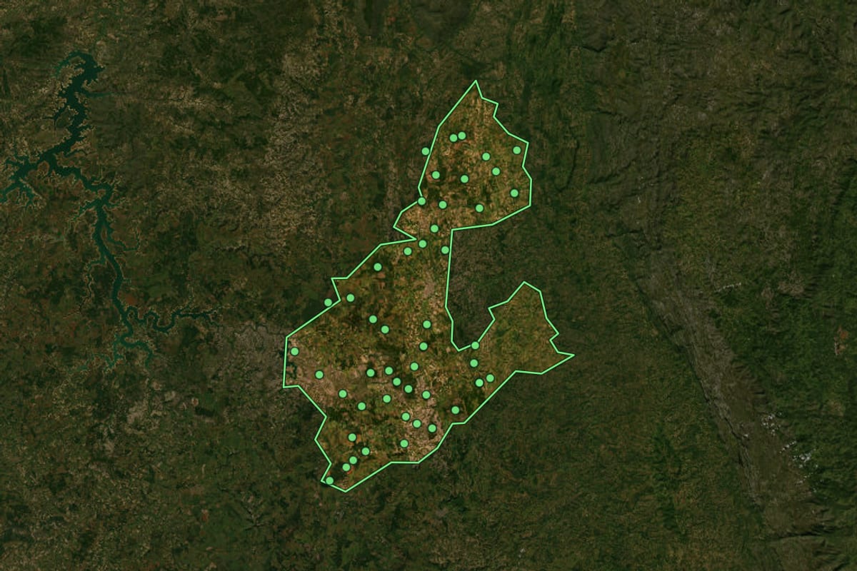 Imagem de satélite de Curvelo (MG), com o contorno do município e a posição dos imóveis desta página.