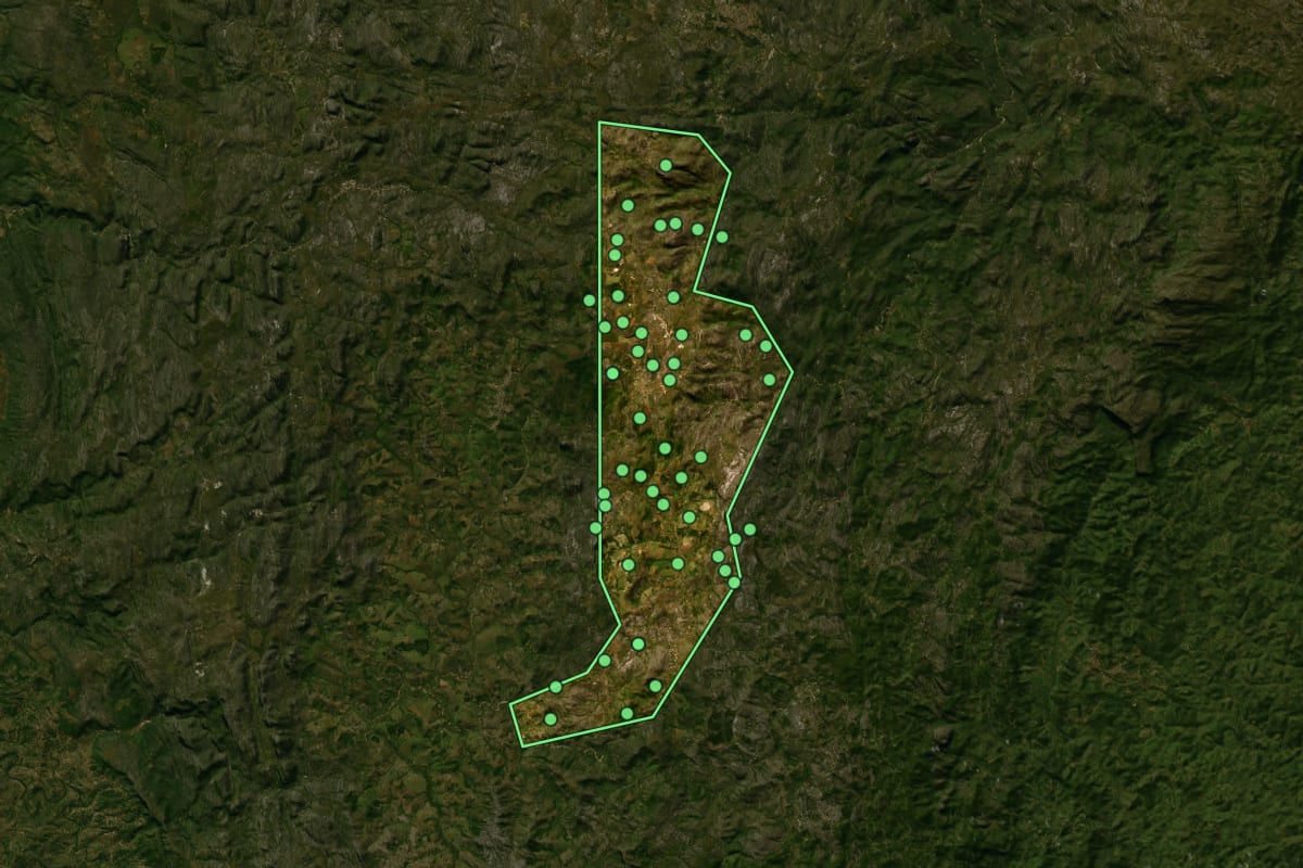 Imagem de satélite de Datas (MG), com o contorno do município e a posição dos imóveis desta página.