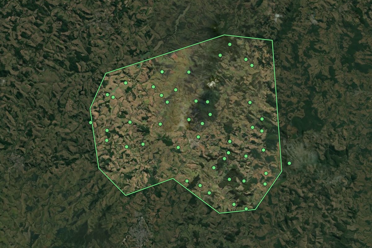 Imagem de satélite de Descoberto (MG), com o contorno do município e a posição dos imóveis desta página.