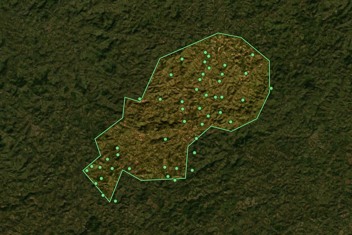 Imagem de satélite de Desterro de Entre Rios (MG), com o contorno do município e a posição dos imóveis desta página.