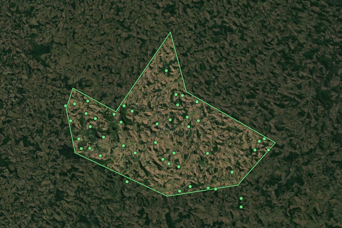 Imagem de satélite de Desterro do Melo (MG), com o contorno do município e a posição dos imóveis desta página.