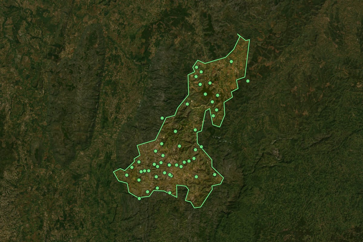 Imagem de satélite de Diamantina (MG), com o contorno do município e a posição dos imóveis desta página.