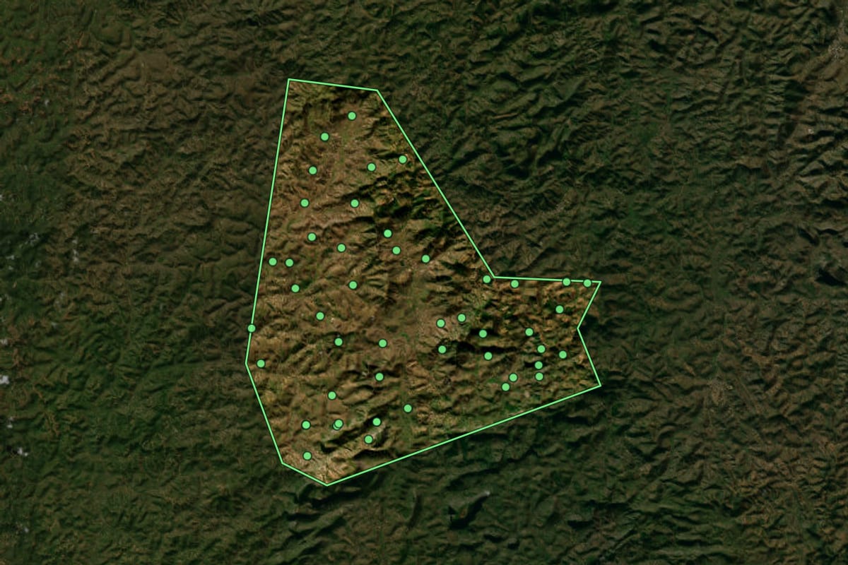 Imagem de satélite de Divino das Laranjeiras (MG), com o contorno do município e a posição dos imóveis desta página.