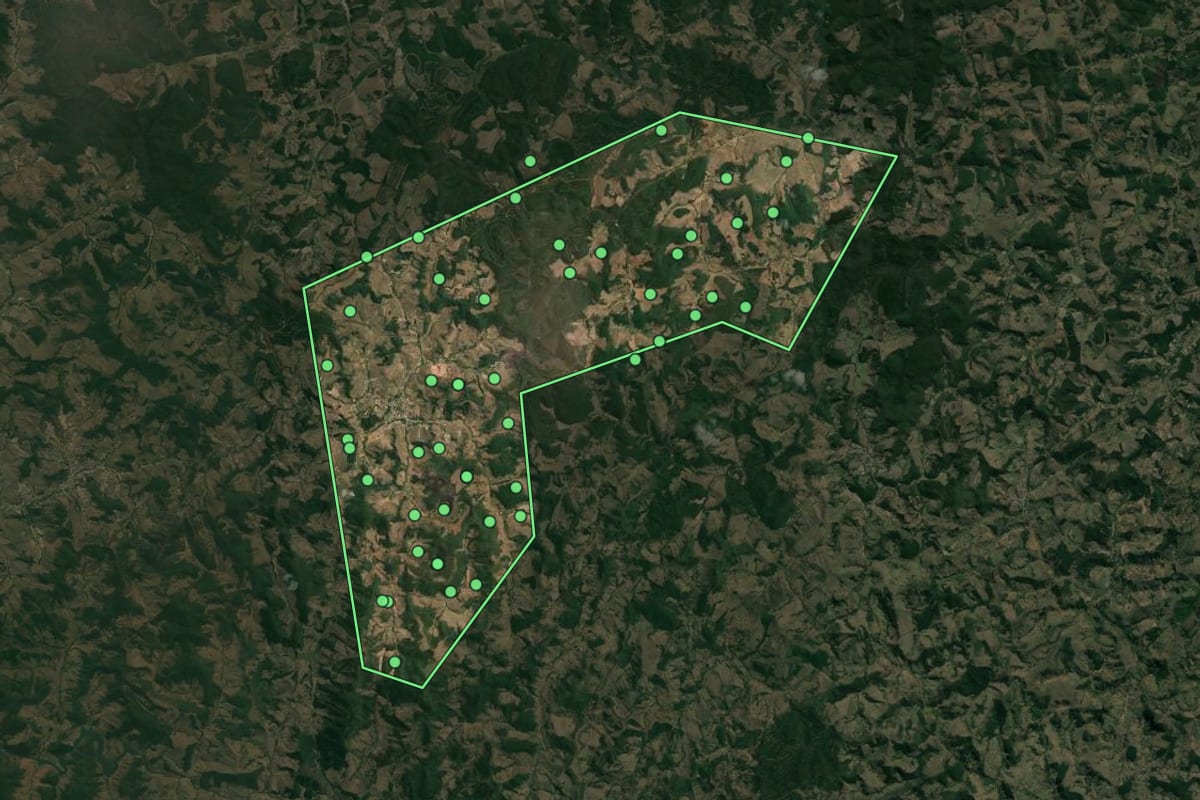 Imagem de satélite de Divinolândia de Minas (MG), com o contorno do município e a posição dos imóveis desta página.