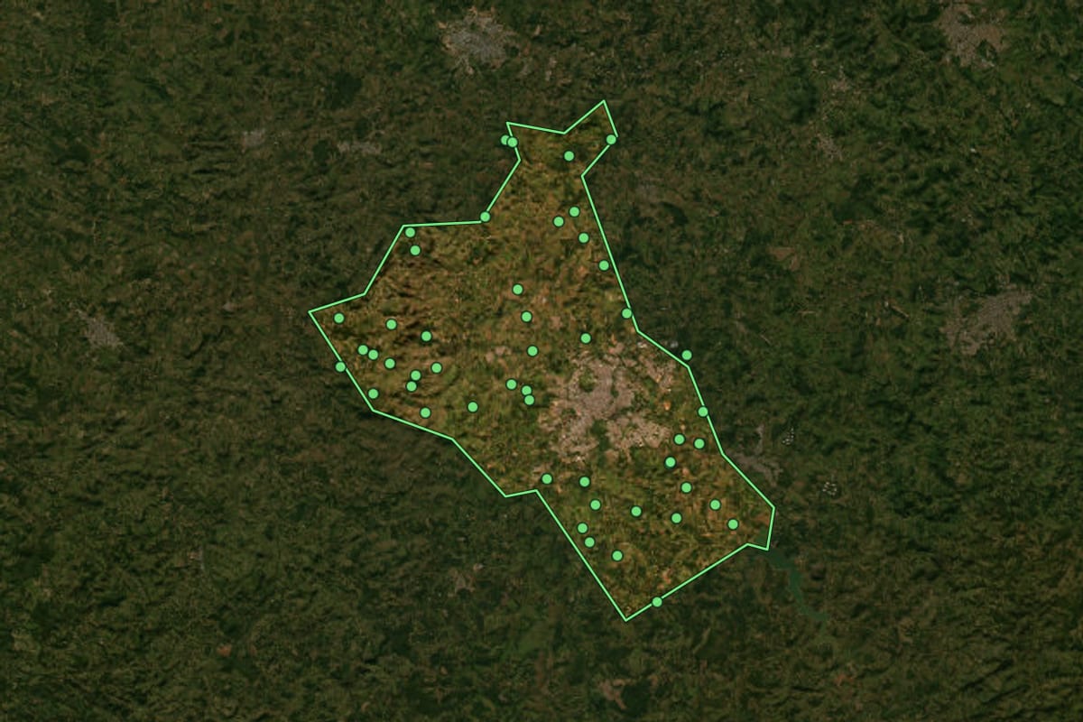 Imagem de satélite de Divinópolis (MG), com o contorno do município e a posição dos imóveis desta página.