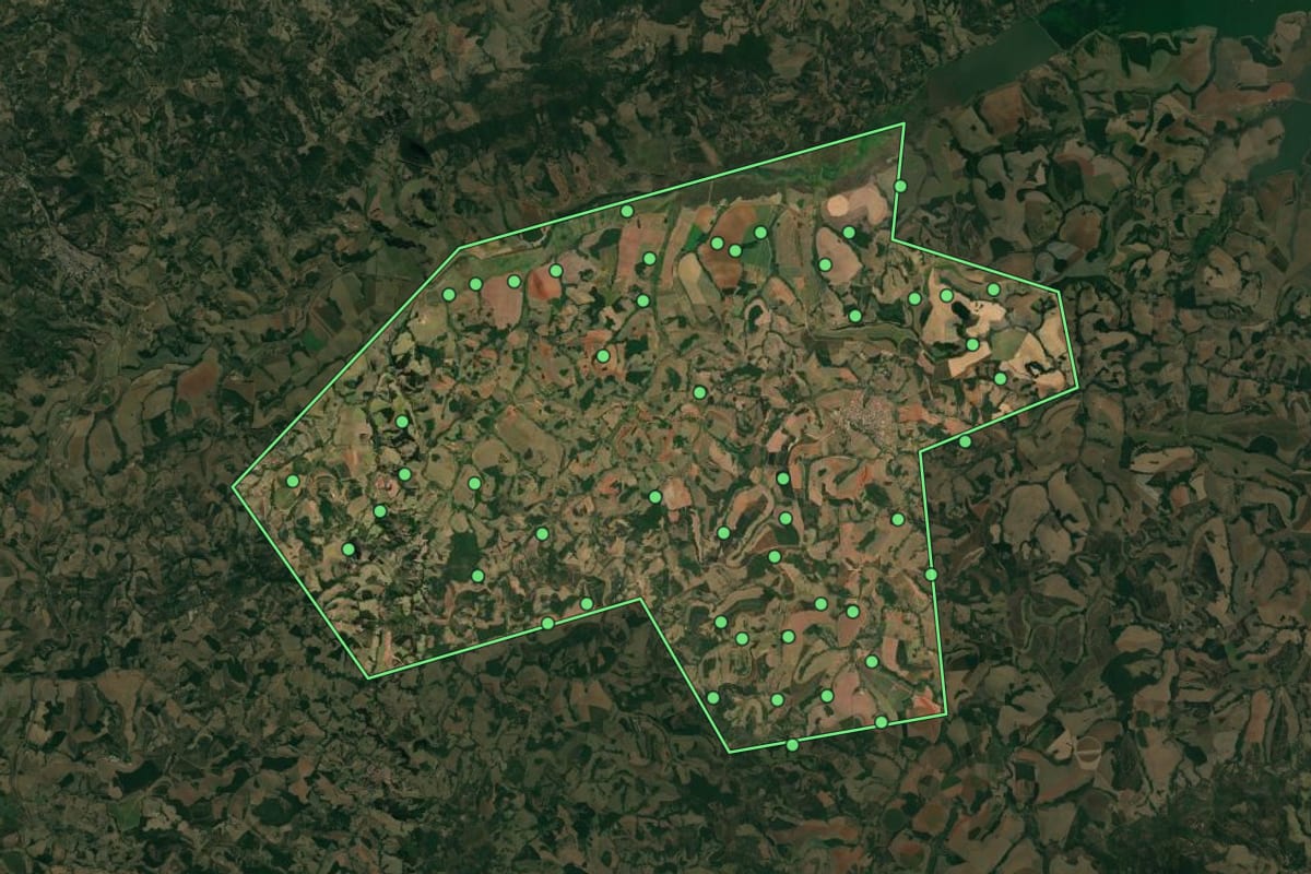 Imagem de satélite de Divisa Nova (MG), com o contorno do município e a posição dos imóveis desta página.