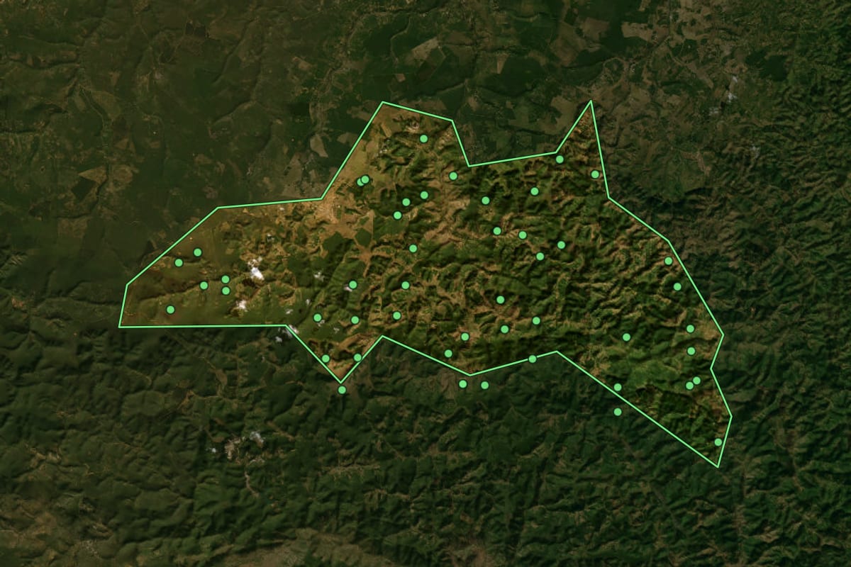 Imagem de satélite de Divisópolis (MG), com o contorno do município e a posição dos imóveis desta página.