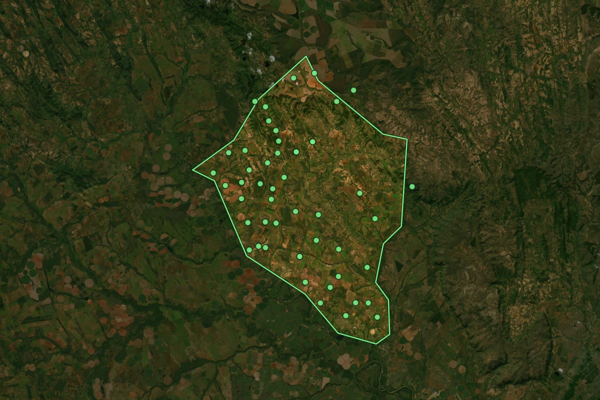 Imagem de satélite de Dom Bosco (MG), com o contorno do município e a posição dos imóveis desta página.