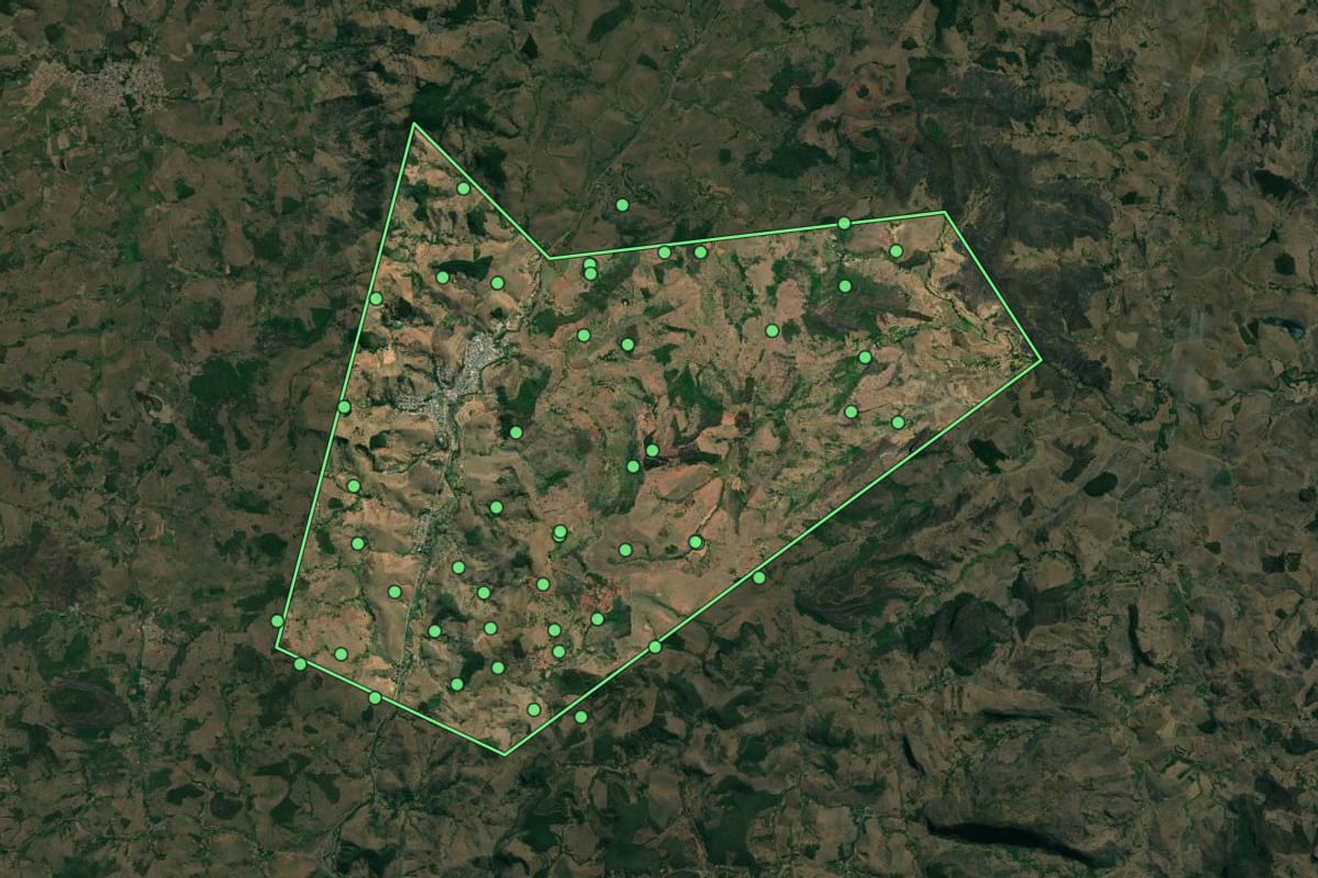 Imagem de satélite de Dom Cavati (MG), com o contorno do município e a posição dos imóveis desta página.