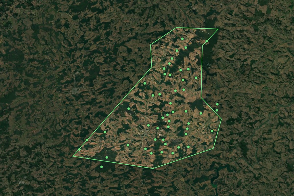 Imagem de satélite de Dom Silvério (MG), com o contorno do município e a posição dos imóveis desta página.
