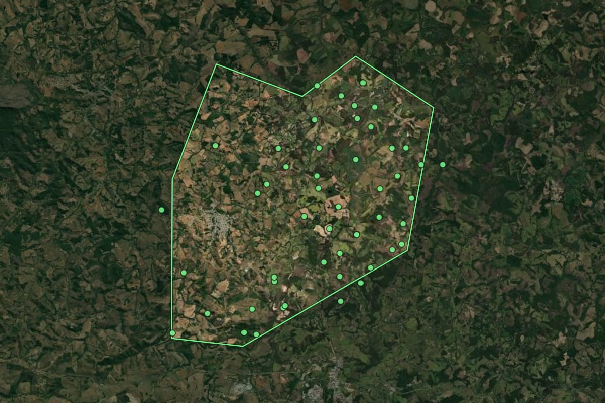 Imagem de satélite de Dores de Campos (MG), com o contorno do município e a posição dos imóveis desta página.