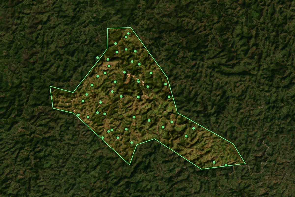 Imagem de satélite de Dores de Guanhães (MG), com o contorno do município e a posição dos imóveis desta página.