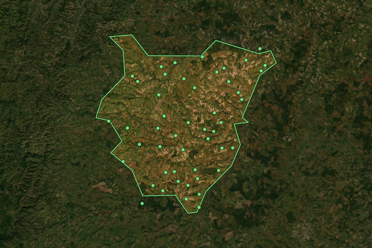 Imagem de satélite de Dores do Indaiá (MG), com o contorno do município e a posição dos imóveis desta página.
