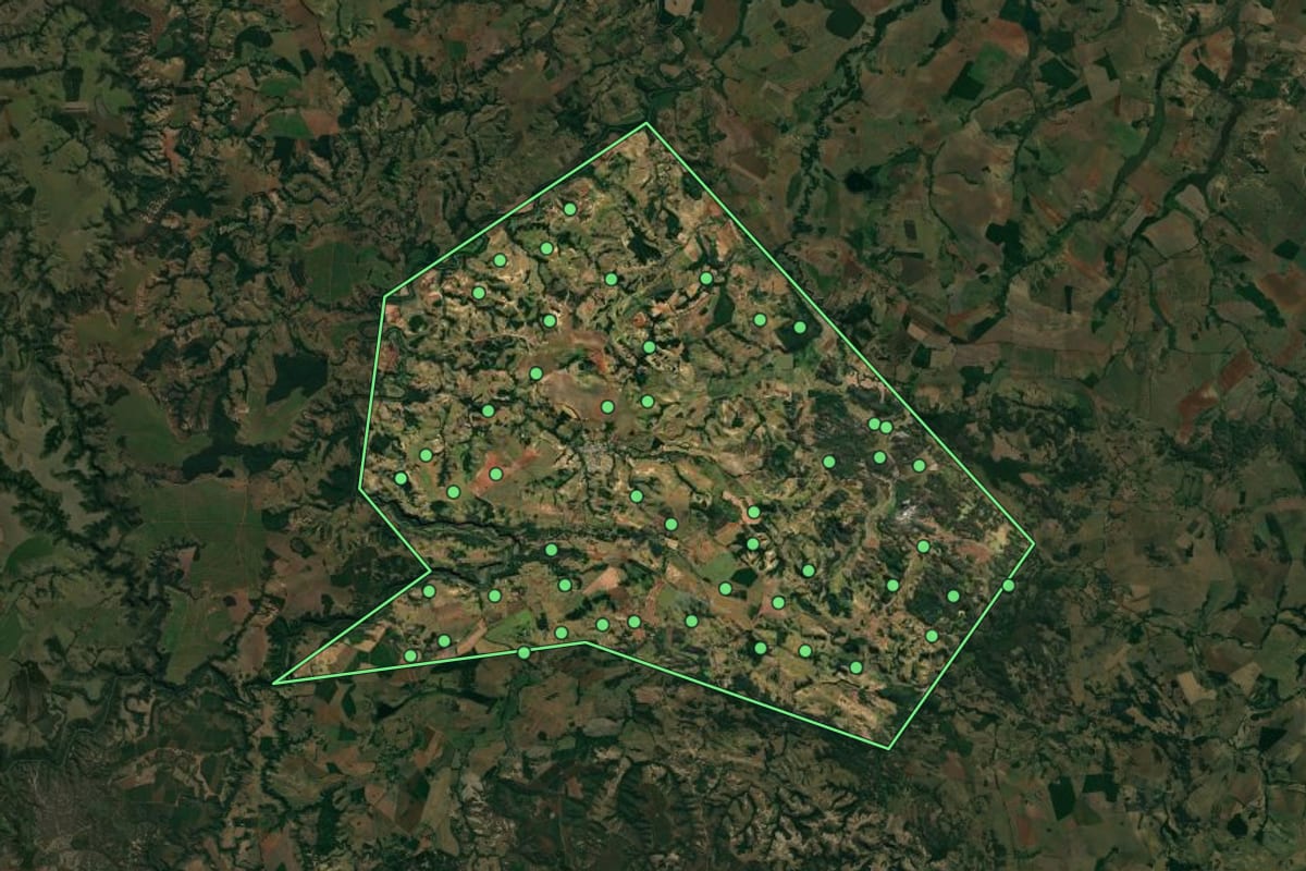 Imagem de satélite de Doresópolis (MG), com o contorno do município e a posição dos imóveis desta página.