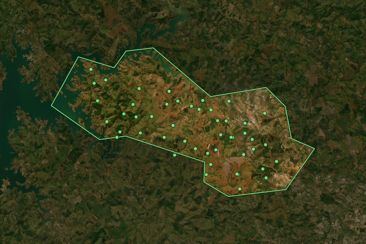 Imagem de satélite de Douradoquara (MG), com o contorno do município e a posição dos imóveis desta página.